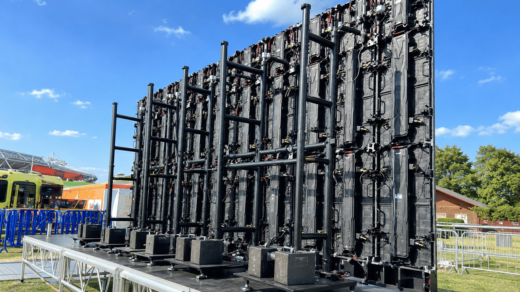 Rigging e estrutura temporária de montagem outdoor — escala real de instalação para cenografia e eventos ao vivo.