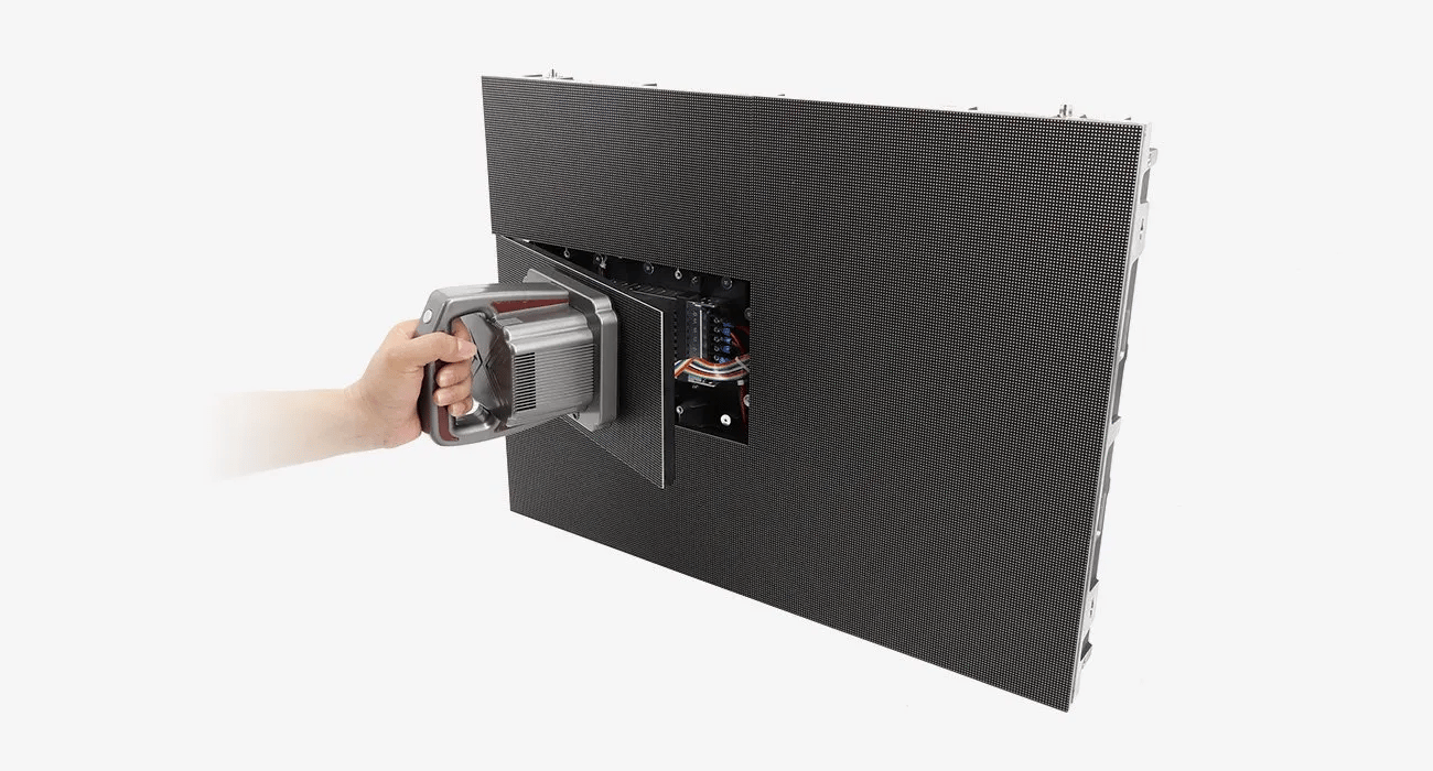 Gabinete de LED indoor — acesso frontal ao módulo, lógica de manutenção em ambiente controlado.