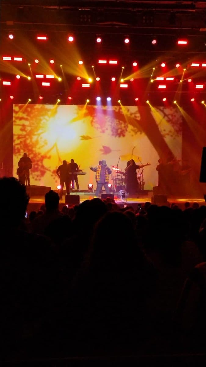 Painel de LED em uso durante show do cantor Péricles, mesma estrutura de palco da Araújo Vianna.