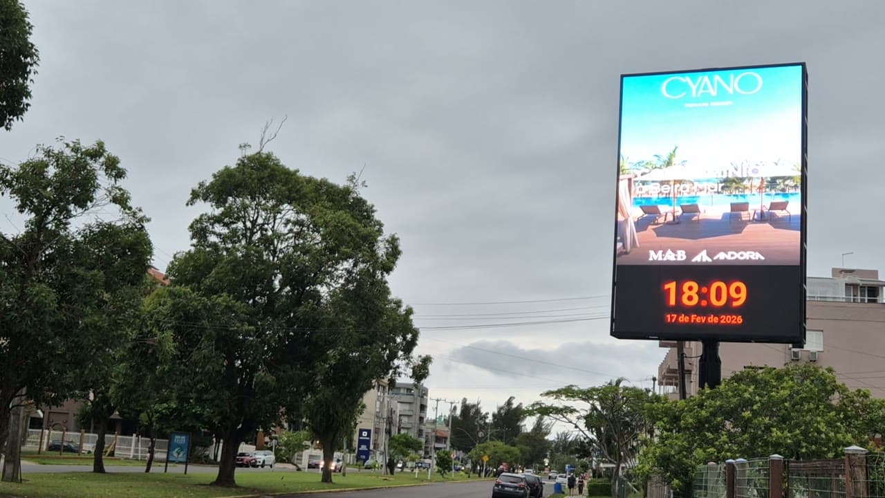 Totem de LED da I9 Mídia exibindo campanha publicitária ativa, contexto urbano ao ar livre.