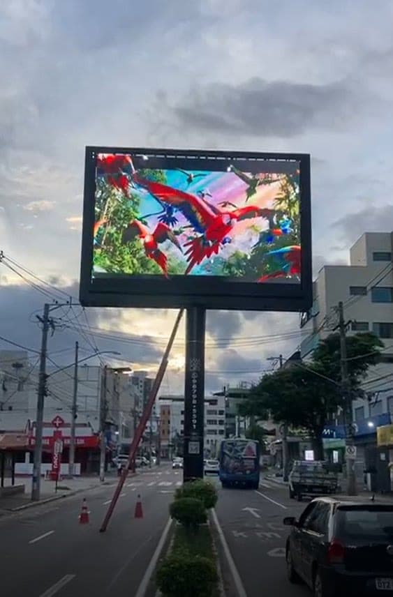 Painel de LED de grande formato sobre via de tráfego rápido, mastro elevado.